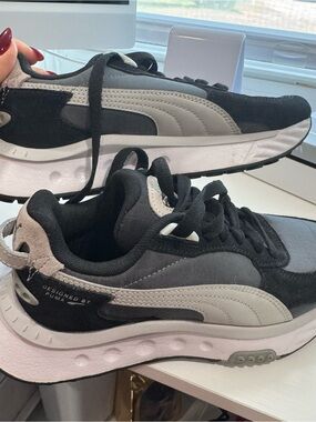 Puma Women's Black and Gray Low-Top Athletic Sneakers